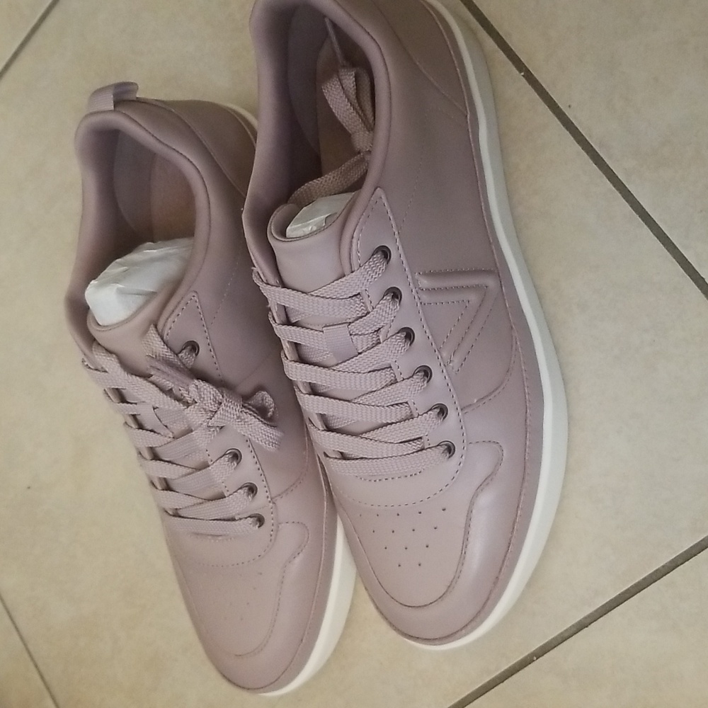 Vionic Elise Sneaker. Size 10w